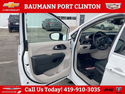 Used 2024 Chrysler Pacifica Touring-L FWD image 2