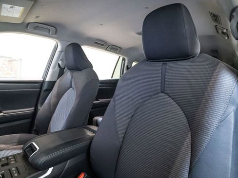 Used 2024 Toyota Highlander LE image 14
