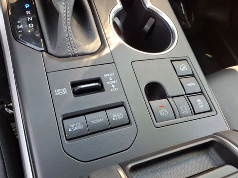 Used 2023 Toyota Highlander XLE AWD/4WD image 18