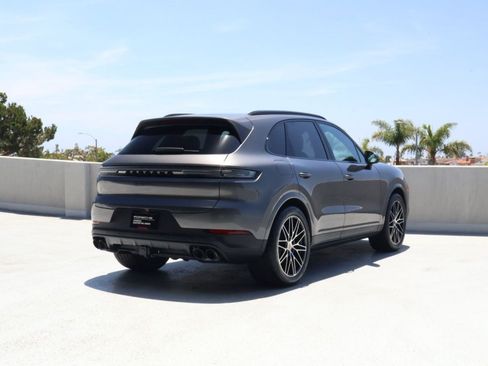 Certified 2025 Porsche Cayenne AWD/4WD image 9