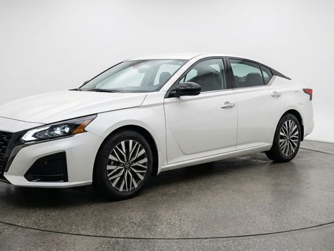 Used 2025 Nissan Altima 2.5 SV image 3
