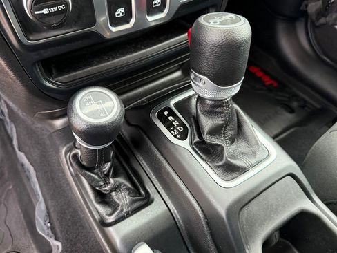 Used 2019 Jeep Wrangler Sport AWD/4WD image 28