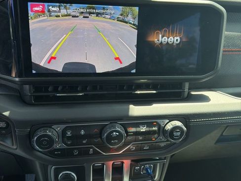 Used 2024 Jeep Wrangler Rubicon w/ Technology Group AWD/4WD image 7