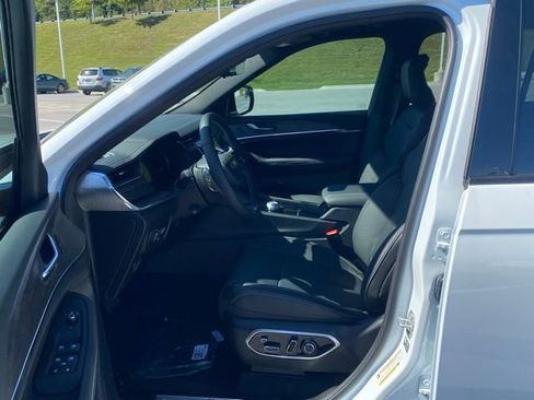 New 2025 Jeep Grand Cherokee Overland w/ Adv Protech Group III AWD/4WD image 28