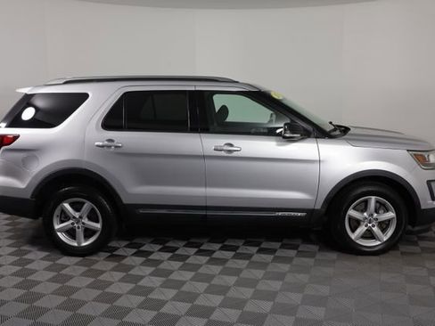Used 2017 Ford Explorer XLT AWD/4WD image 9