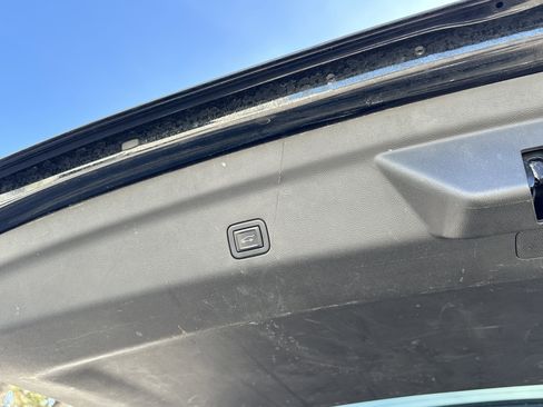 Used 2022 GMC Yukon SLT w/ SLT Luxury Package image 12