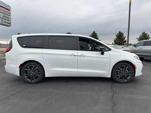 New 2026 Chrysler Pacifica Select image 4