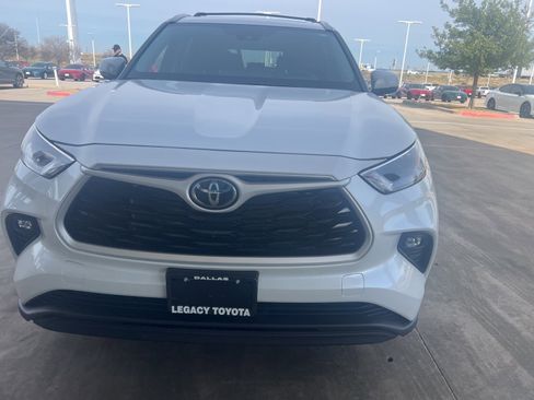Used 2025 Toyota Highlander XLE image 3