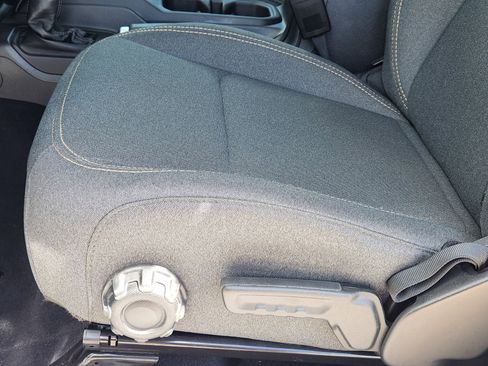 Used 2025 Jeep Wrangler Sahara image 34