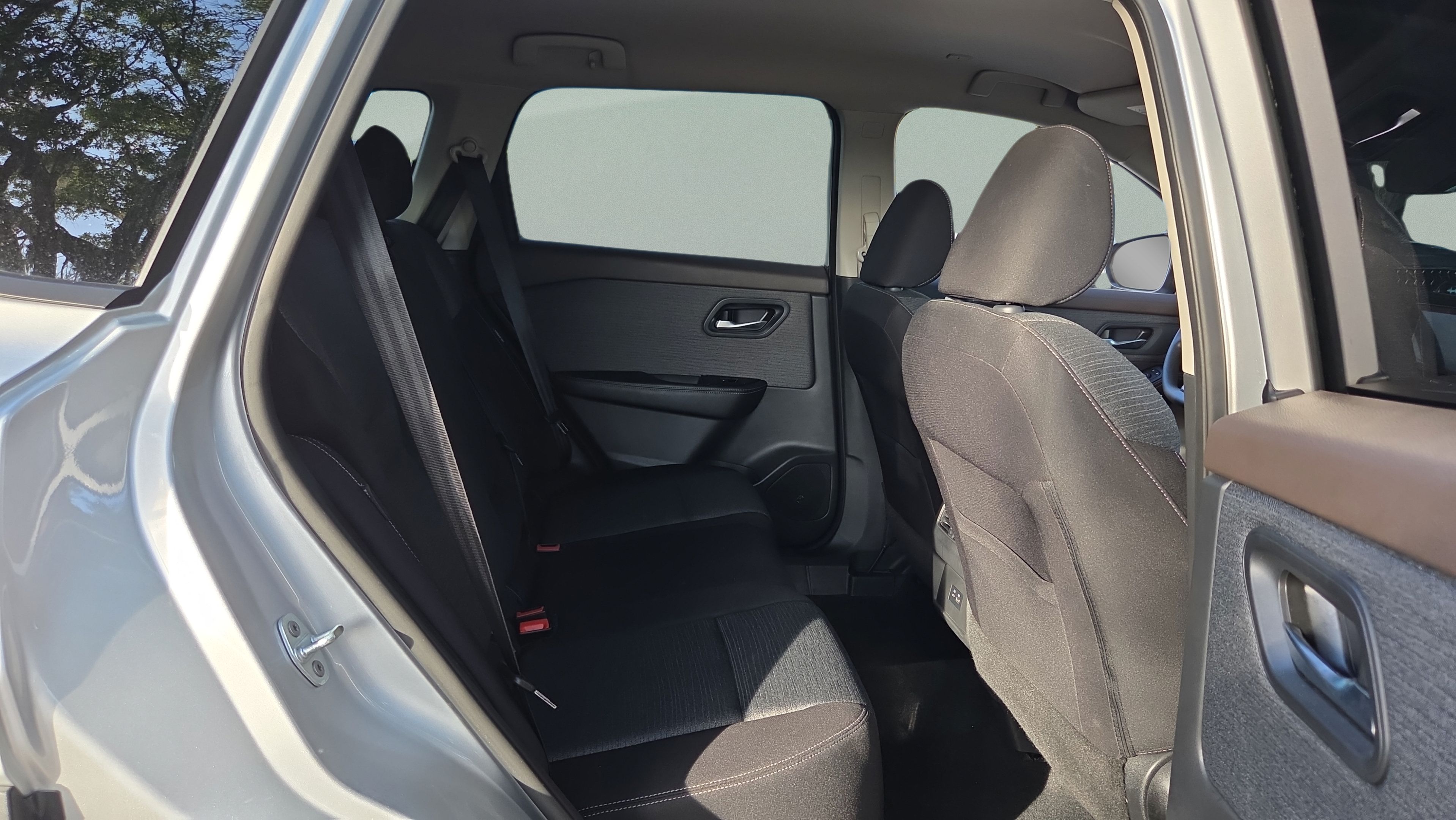 Used 2022 Nissan Rogue SV FWD image 14