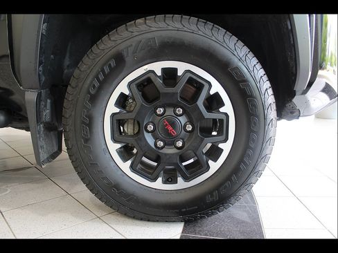 Used 2025 Toyota Tacoma TRD Off-Road w/ TRD Off Road Upgrade Package AWD/4WD image 10