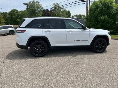 Used 2023 Jeep Grand Cherokee Limited w/ Black Appearance Package AWD/4WD image 6