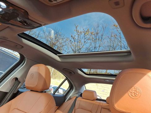 Used 2018 Alfa Romeo Giulia AWD image 11