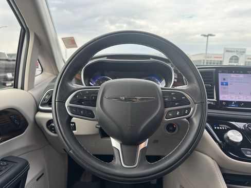 Certified 2022 Chrysler Pacifica Limited w/ Uconnect Theater Family Group AWD/4WD image 17