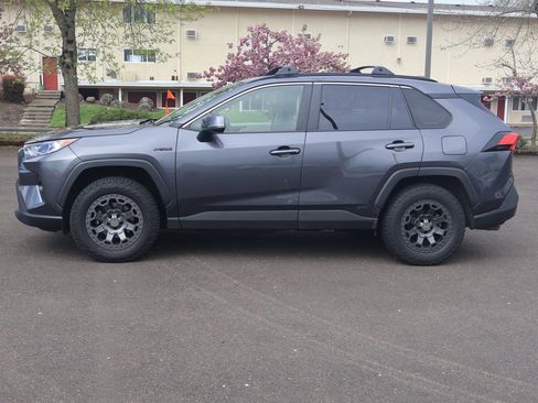 Used 2020 Toyota RAV4 XLE w/ Convenience Package AWD/4WD image 3