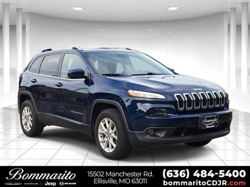 Used 2018 Jeep Cherokee Latitude w/ Cold Weather Group AWD/4WD image 1