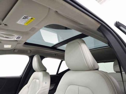 Used 2021 Volvo XC40 T5 Momentum image 16