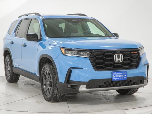 Certified 2025 Honda Pilot TrailSport image 19