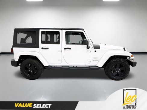 Used 2015 Jeep Wrangler Unlimited Sahara AWD/4WD image 6