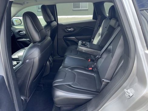 Used 2019 Jeep Cherokee Limited image 7