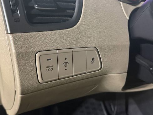 Used 2014 Hyundai Elantra SE image 3