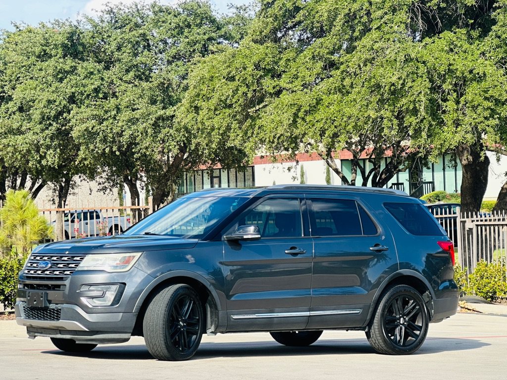 Used 2016 Ford Explorer XLT w/ Equipment Group 202A FWD image 4