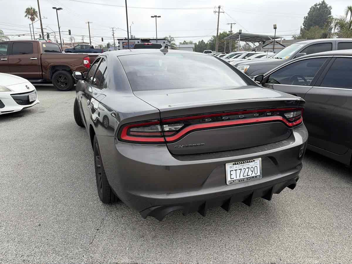 Used 2016 Dodge Charger SXT RWD image 2