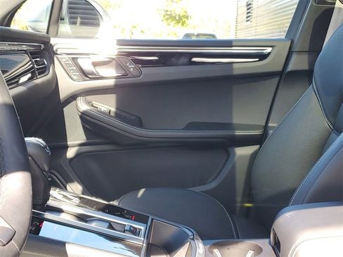 Used 2025 Porsche Macan image 28