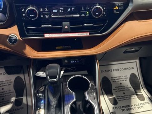 New 2026 Toyota Highlander Platinum image 13