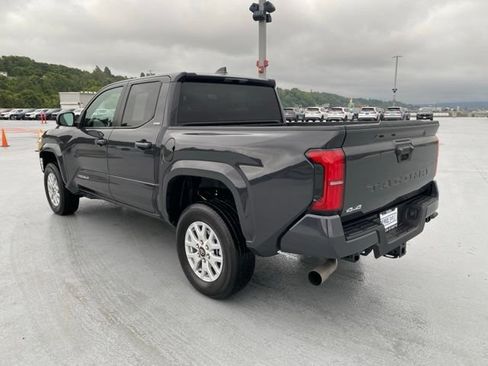 Certified 2025 Toyota Tacoma SR5 AWD/4WD image 10