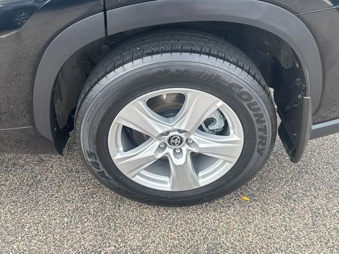 Used 2024 Toyota Highlander LE image 40