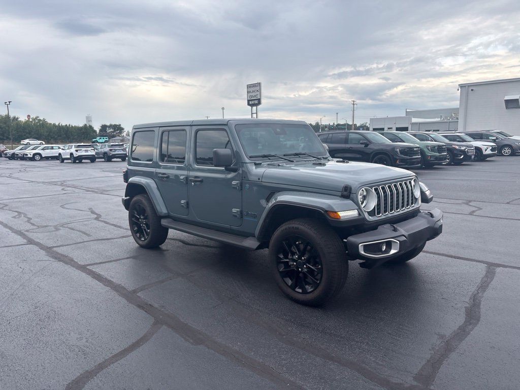 Used 2025 Jeep Wrangler Unlimited Sahara AWD/4WD image 11