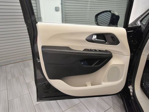 Used 2024 Chrysler Pacifica Limited FWD image 15