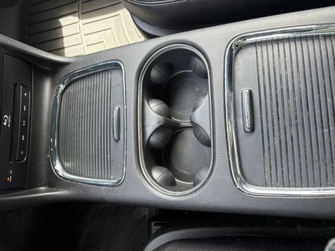 Used 2015 Chrysler Town & Country S FWD image 23