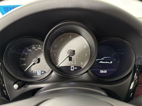 Certified 2022 Porsche Macan S image 37