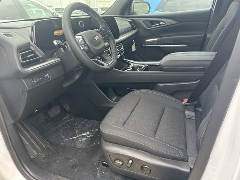 Used 2025 Chevrolet Traverse LT image 4