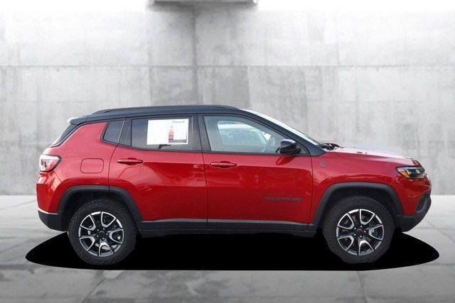 Used 2025 Jeep Compass Trailhawk AWD/4WD image 5