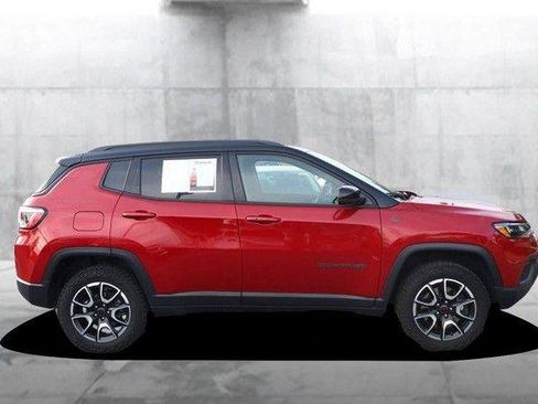 Used 2025 Jeep Compass Trailhawk AWD/4WD image 5