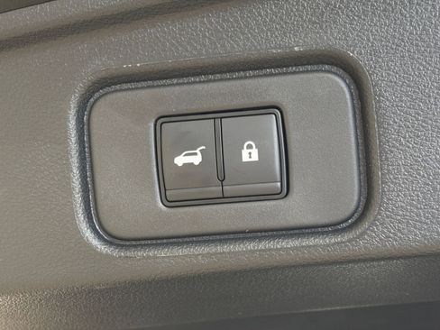 Used 2025 Nissan Pathfinder SV FWD image 23
