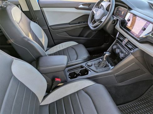 Used 2022 Volkswagen Taos SEL w/ Panoramic Sunroof Package image 34