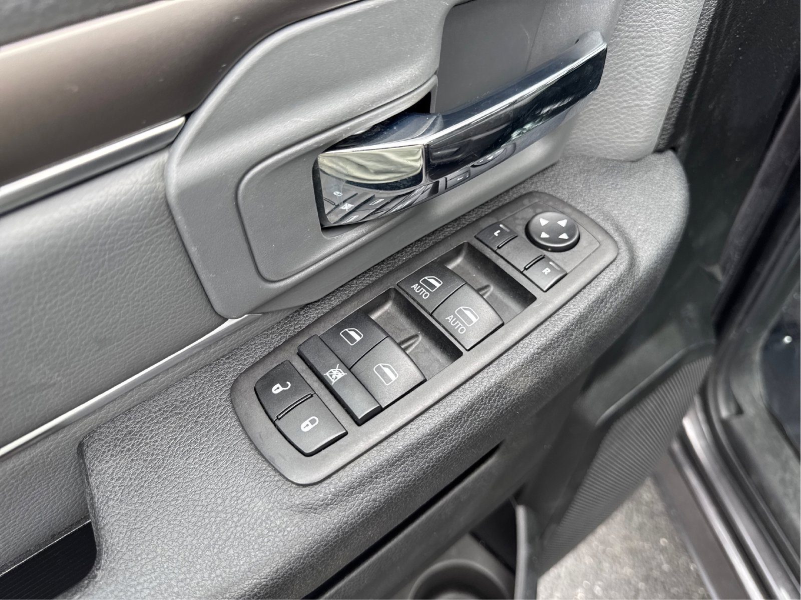 Used 2024 RAM 1500 Classic SLT AWD/4WD image 32
