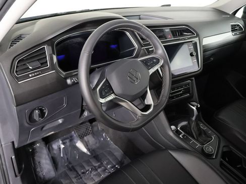 Used 2024 Volkswagen Tiguan SE w/ Panoramic Sunroof Package AWD/4WD image 27