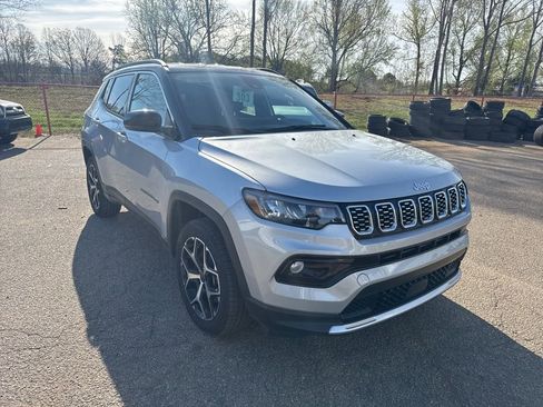 Used 2025 Jeep Compass Limited image 4