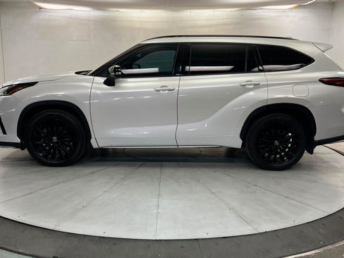 Used 2023 Toyota Highlander XSE FWD image 2