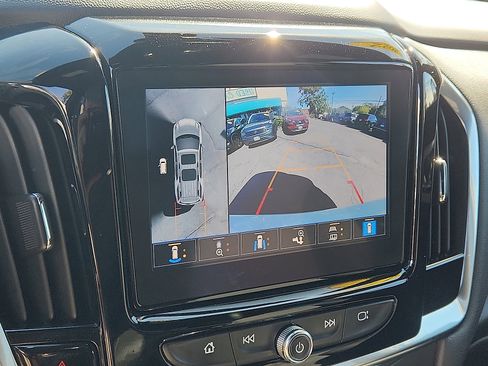 Used 2022 Chevrolet Traverse LT image 17