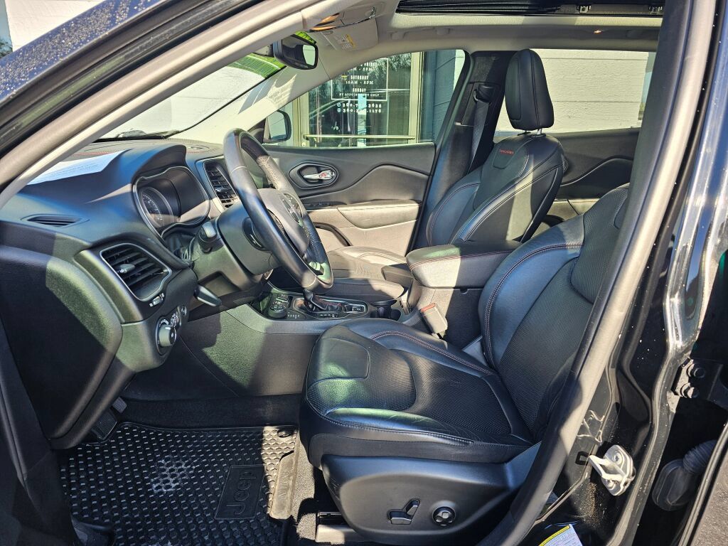 Used 2019 Jeep Cherokee Trailhawk AWD/4WD image 21
