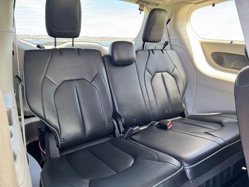 Used 2017 Chrysler Pacifica Limited FWD image 31