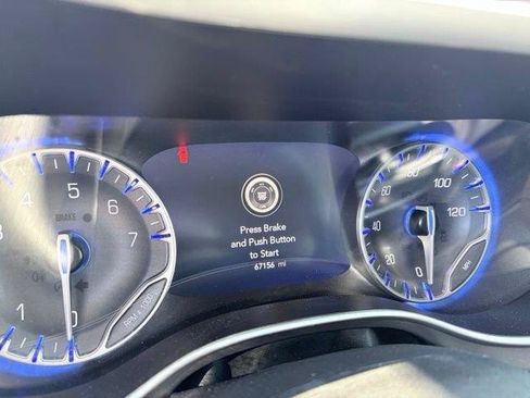 Used 2023 Chrysler Pacifica Touring-L FWD image 10