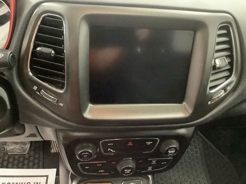 Used 2019 Jeep Compass Trailhawk w/ Leather Interior Group AWD/4WD image 17