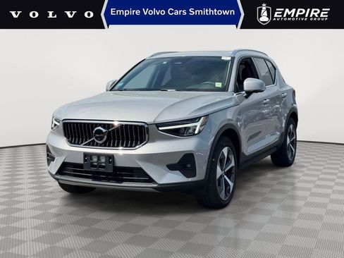 Certified 2025 Volvo XC40 B5 Plus AWD/4WD image 1